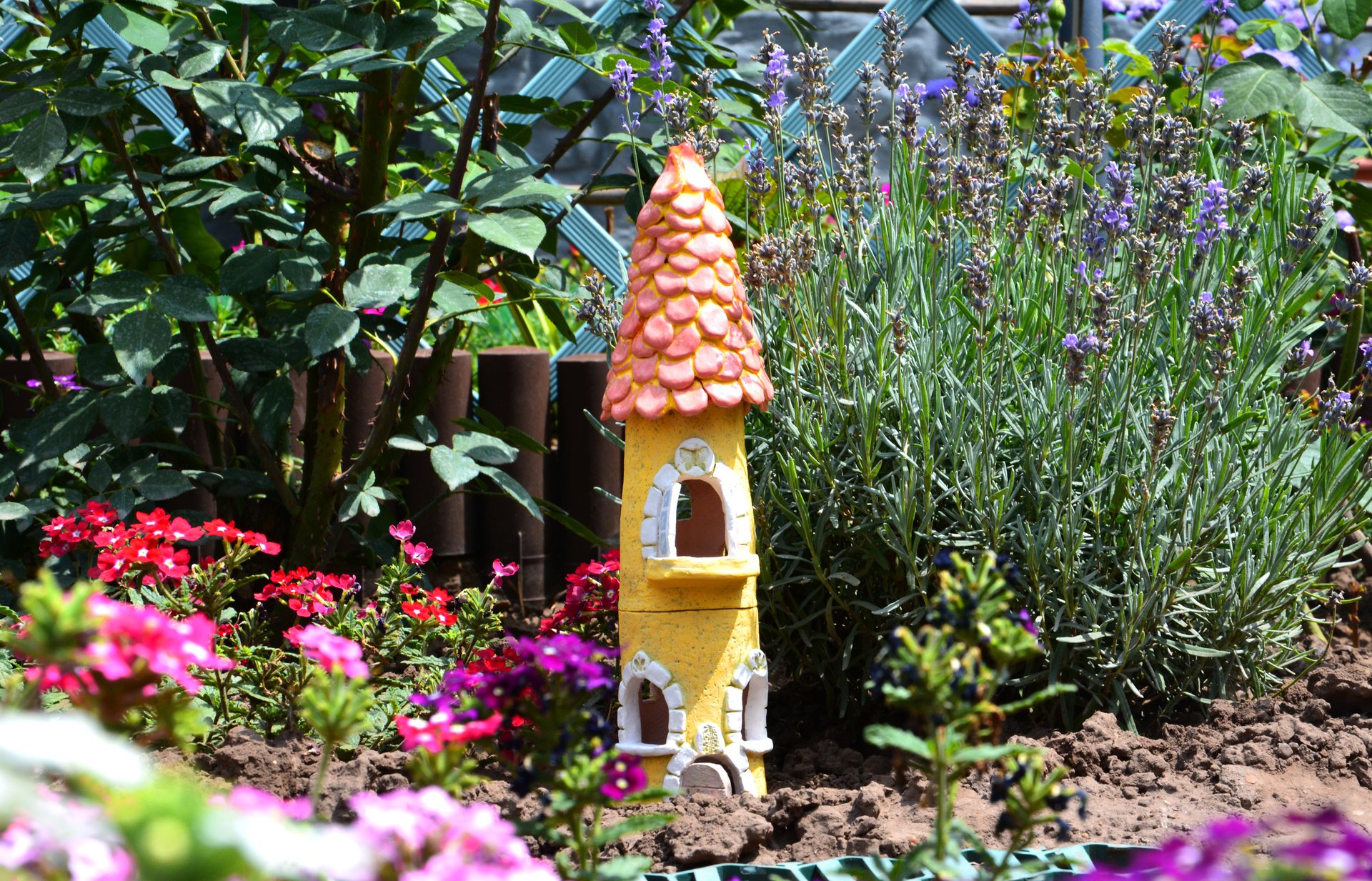 Замок жёлтый - Украшения для клумб, газонов керамика, высота - 35 см, фото 1 из 2.