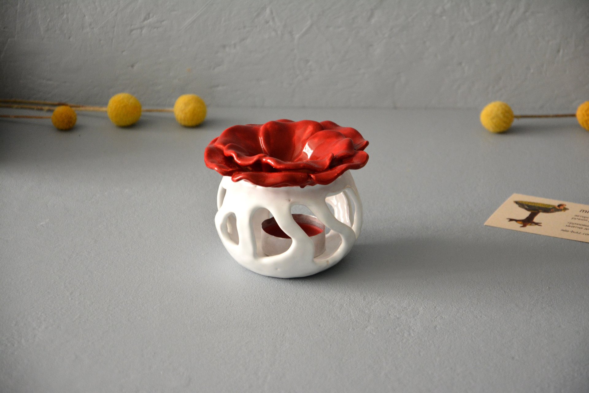 Керамическая аромалампа Мак, белая с красным, цвет - белый с красным, высота - 8,5 см, диаметр - 9 см, фото 3 из 5.