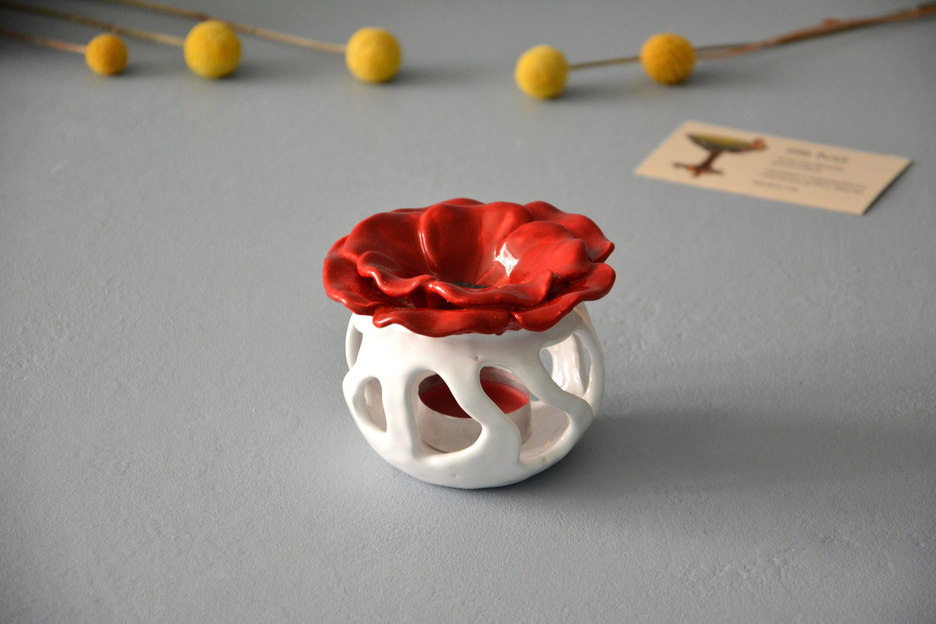 Керамическая аромалампа Мак, белая с красным, цвет - белый с красным, высота - 8,5 см, диаметр - 9 см, фото 1 из 5.