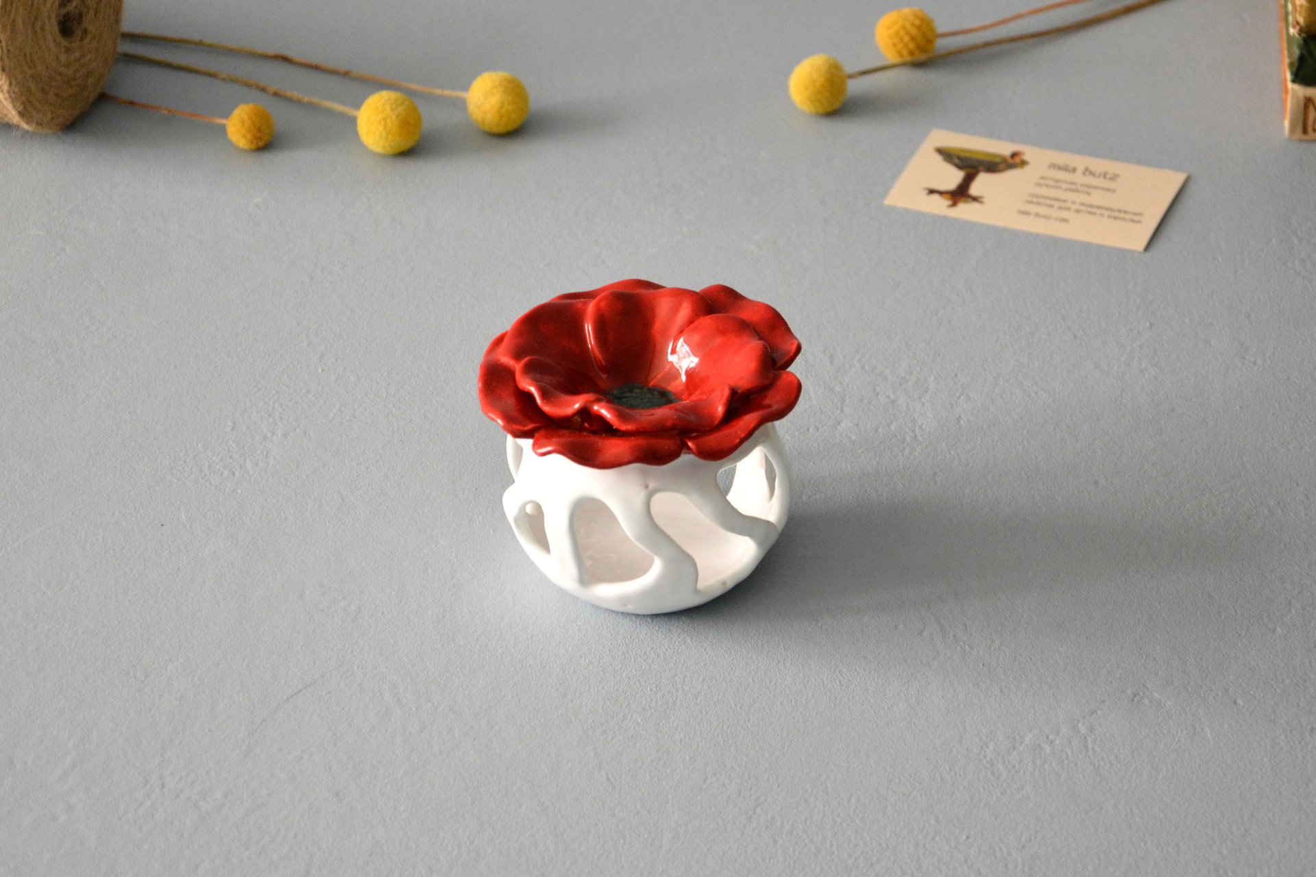 Керамическая аромалампа Мак, белая с красным, цвет - белый с красным, высота - 8,5 см, диаметр - 9 см, фото 5 из 5.