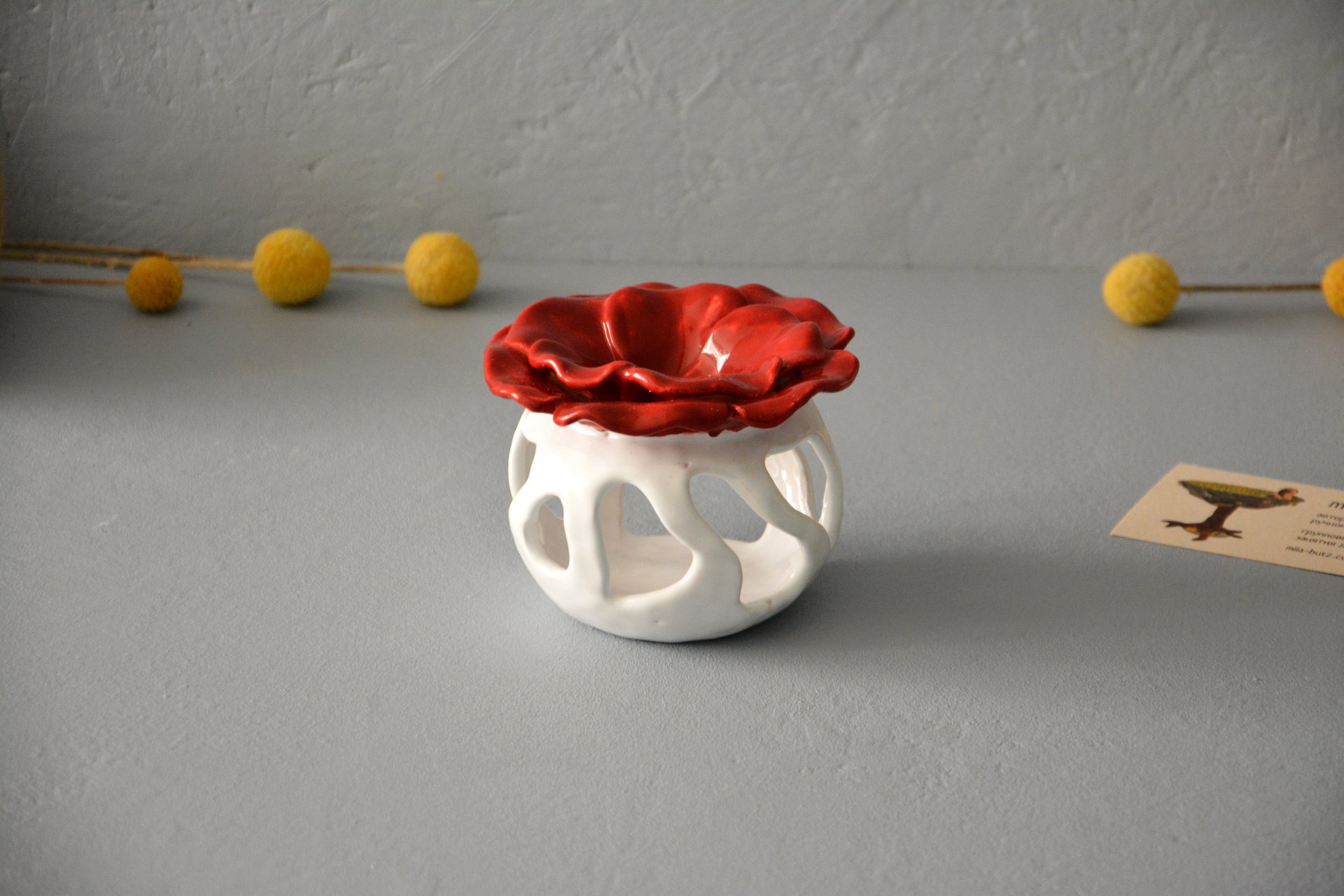 Керамическая аромалампа Мак, белая с красным, цвет - белый с красным, высота - 8,5 см, диаметр - 9 см, фото 2 из 5.