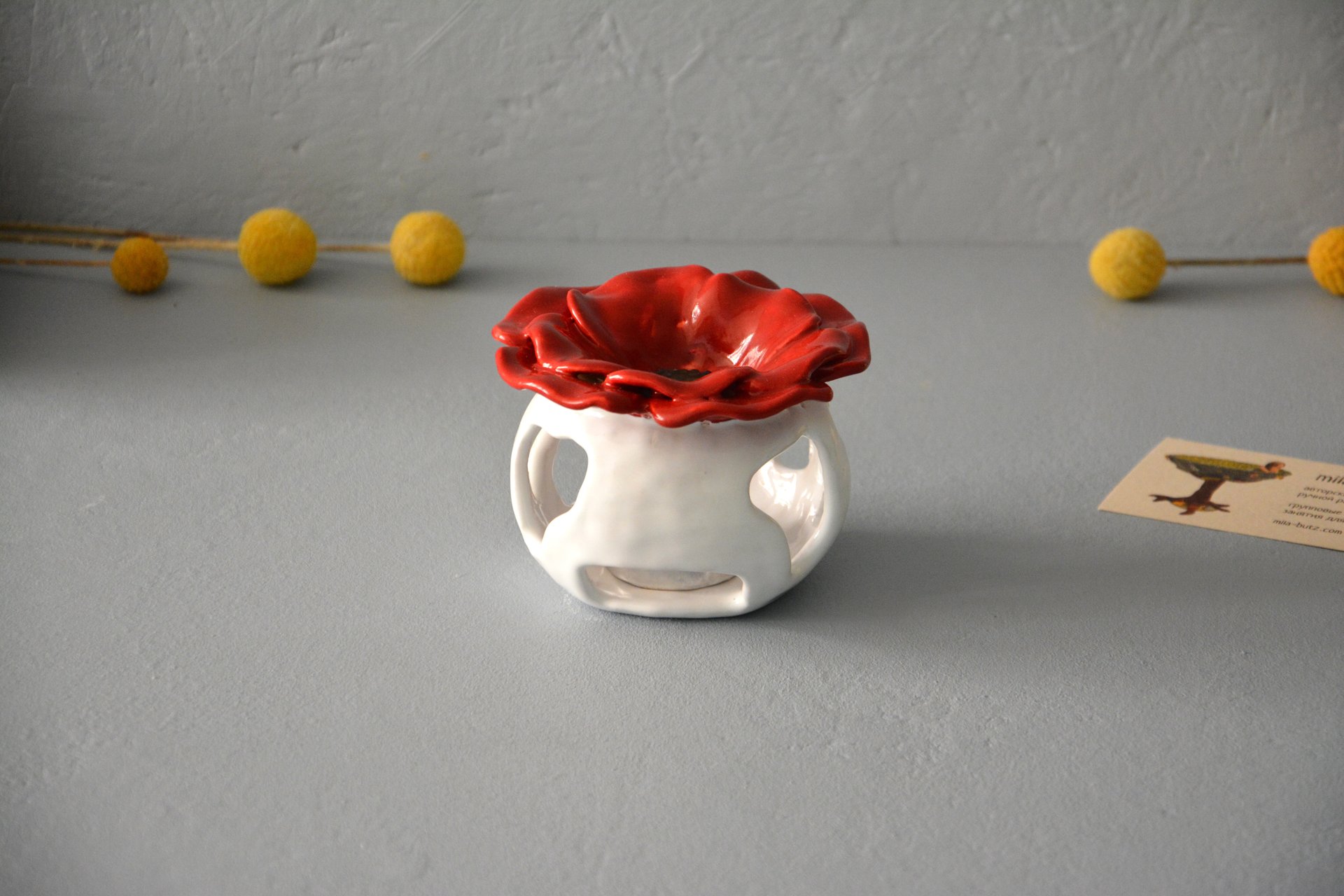 Керамическая аромалампа Мак, белая с красным, цвет - белый с красным, высота - 8,5 см, диаметр - 9 см, фото 4 из 5.