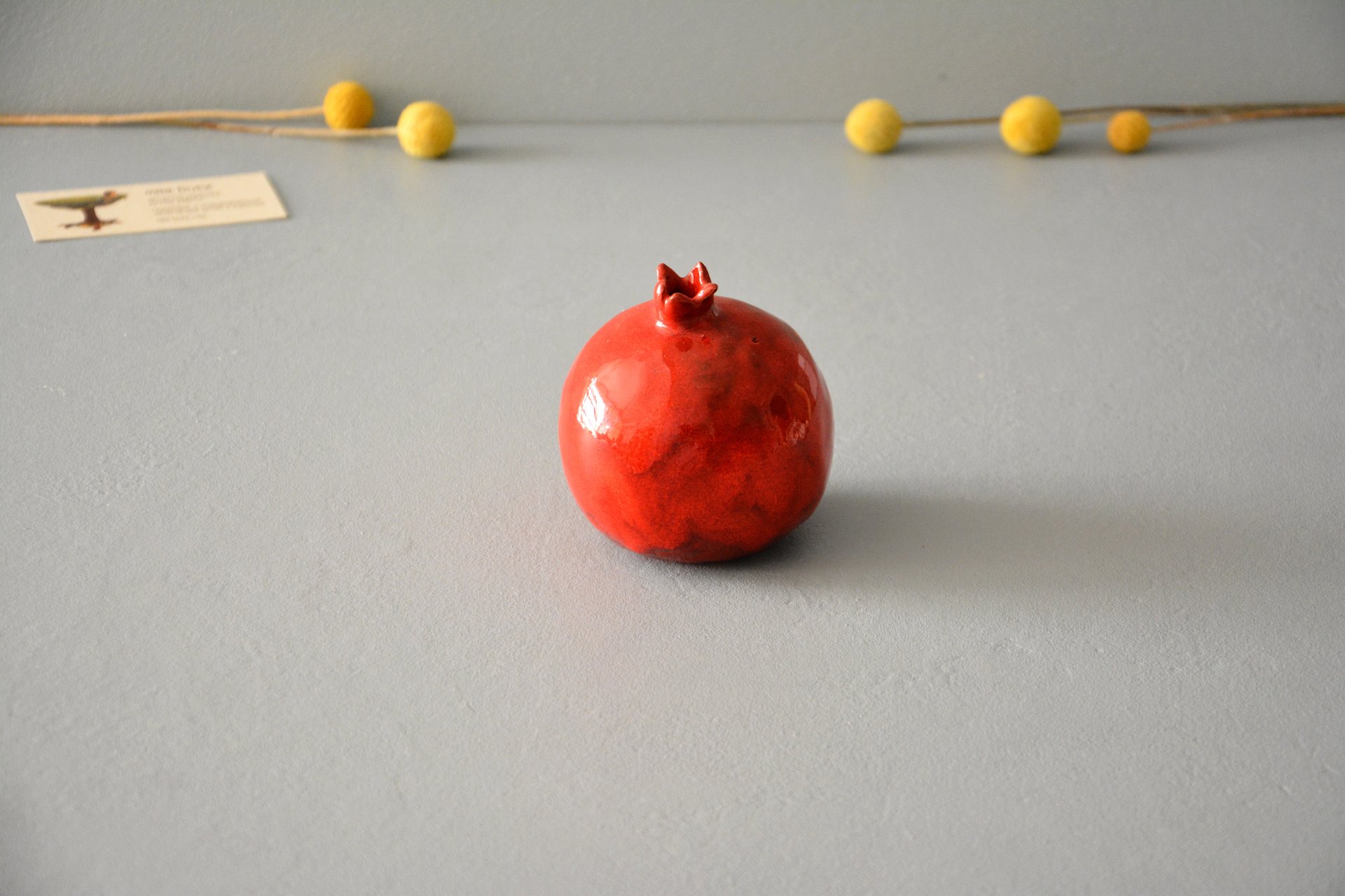 Керамический гранат красного цвета, высота - 9,5 см, фото 1 из 4.