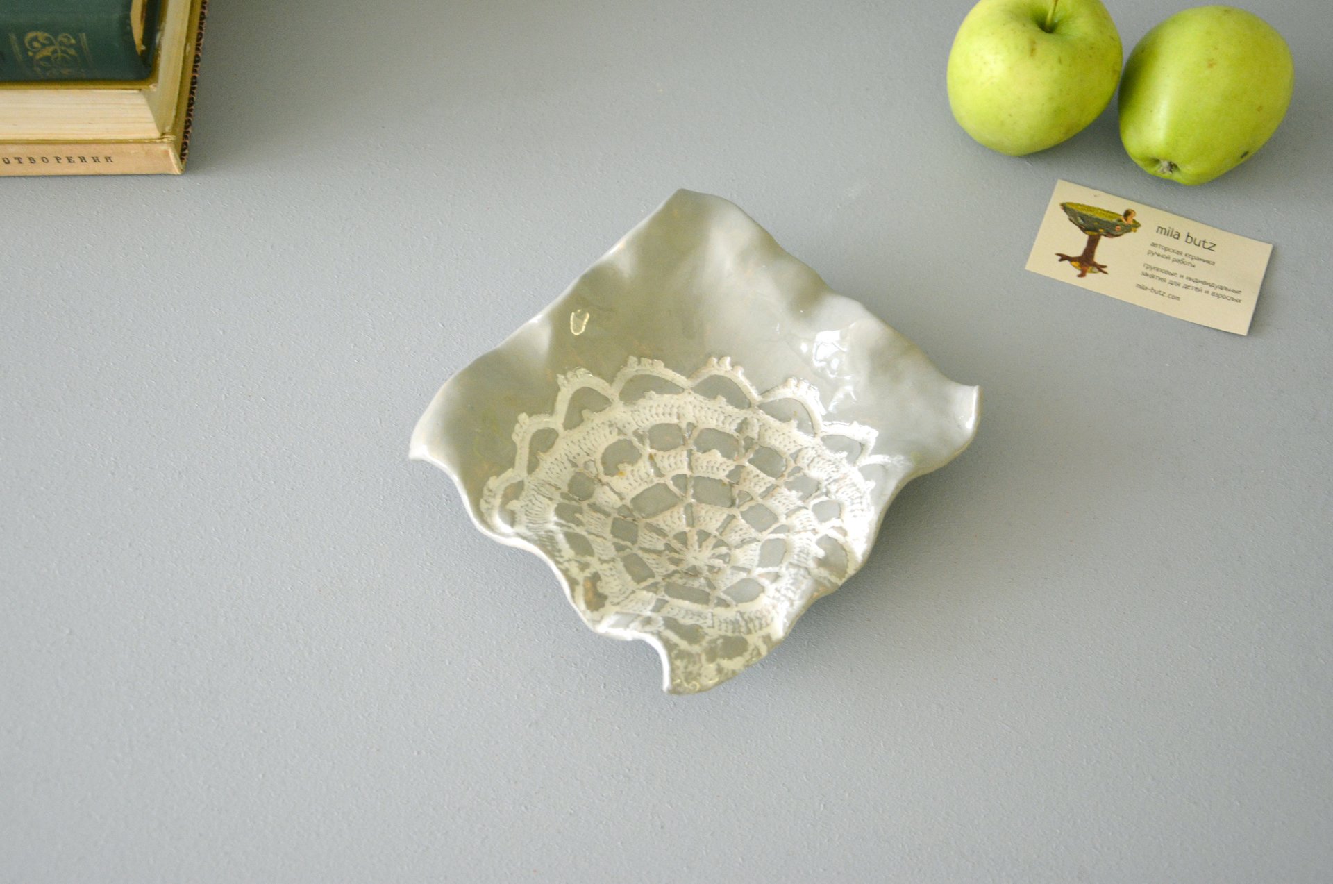 Ceramic square plate of gray color, length, width - 16 cm, height - 4 cm, photo 1 of 4.