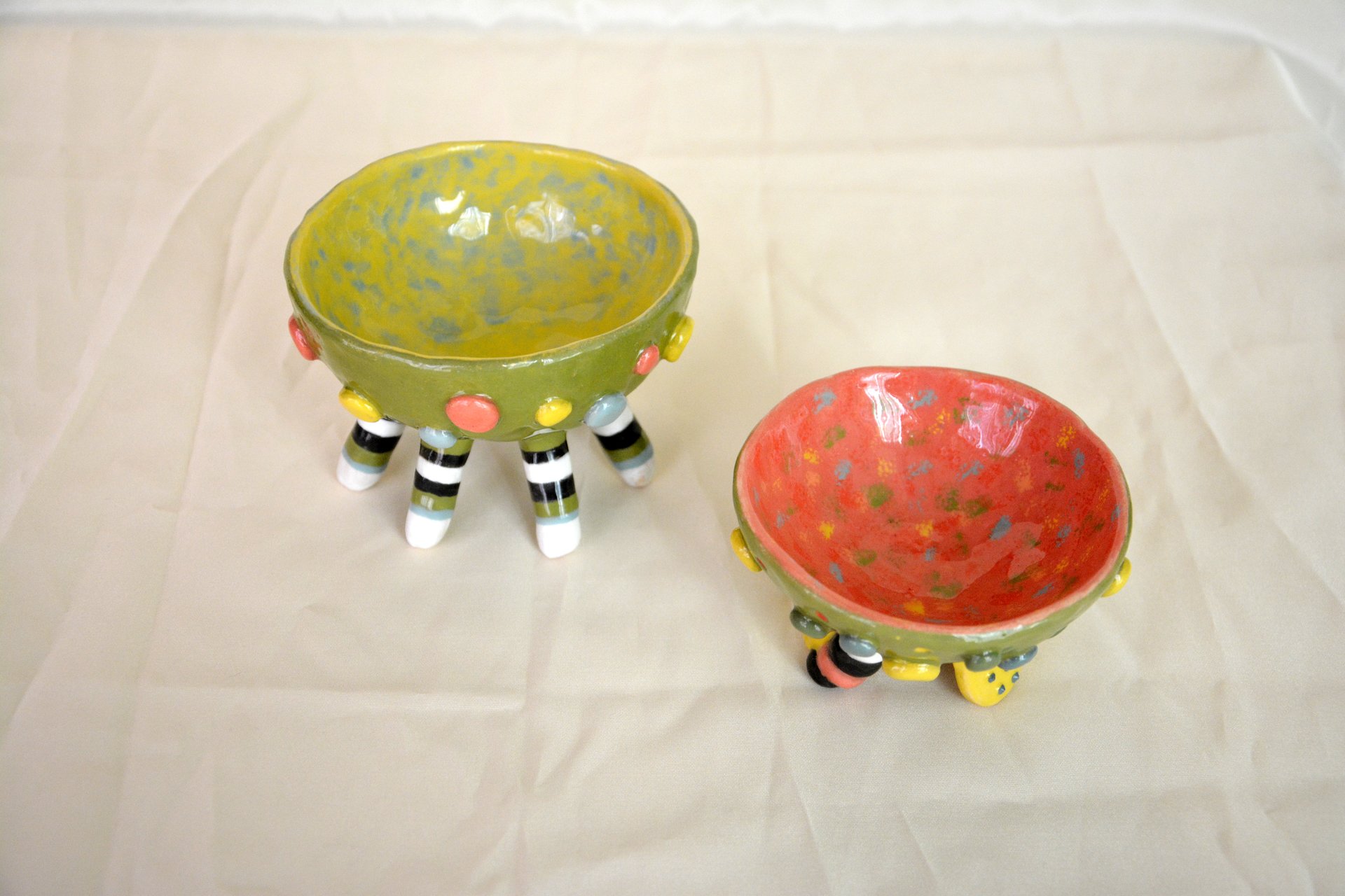 Multicolor centipede - Pialy and sauceboats, the diameter is 10 cm and 11 cm, the height is 9 cm and 7 cm (respectively), photo 2 of 2.