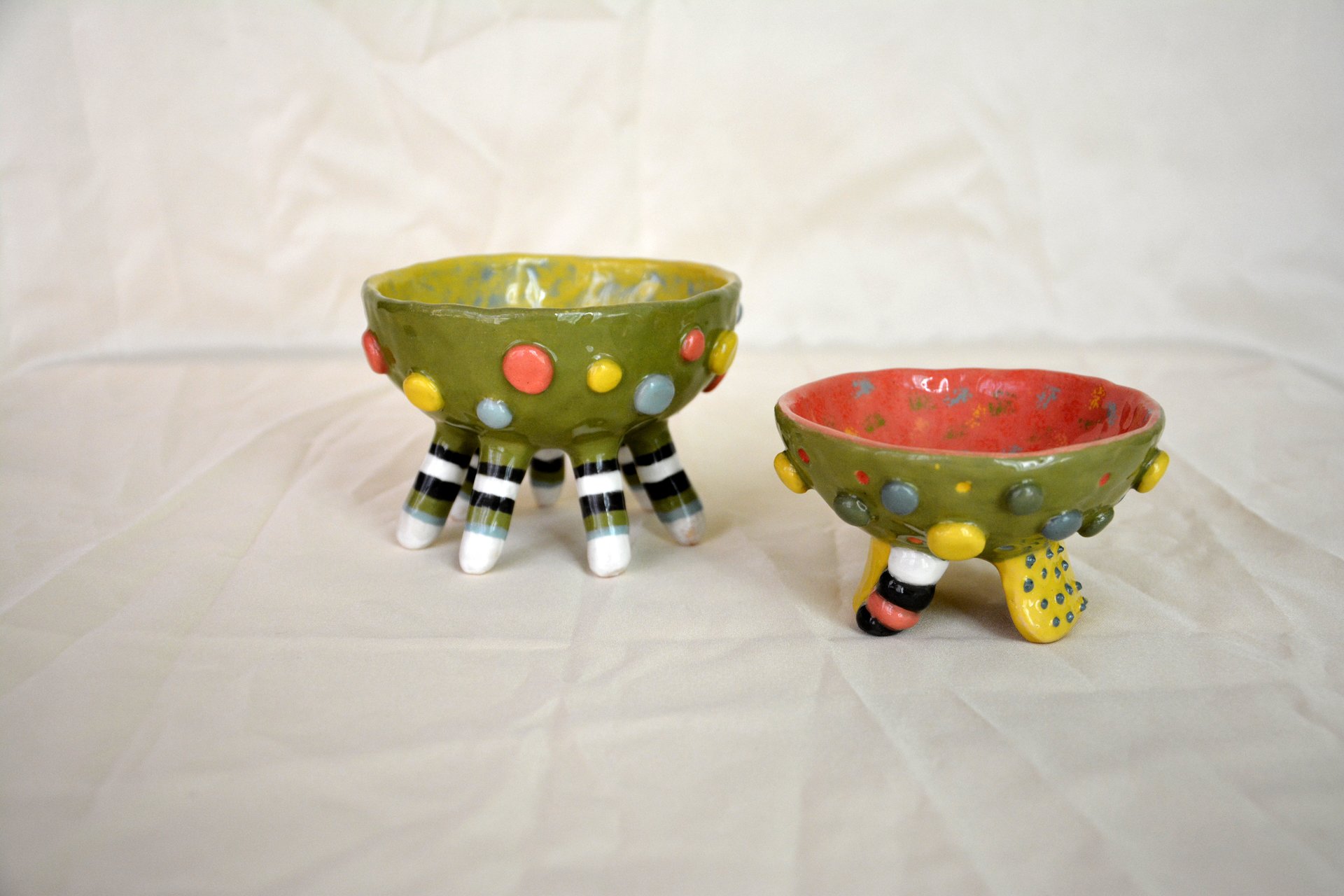 Multicolor centipede - Pialy and sauceboats, the diameter is 10 cm and 11 cm, the height is 9 cm and 7 cm (respectively), photo 1 of 2.