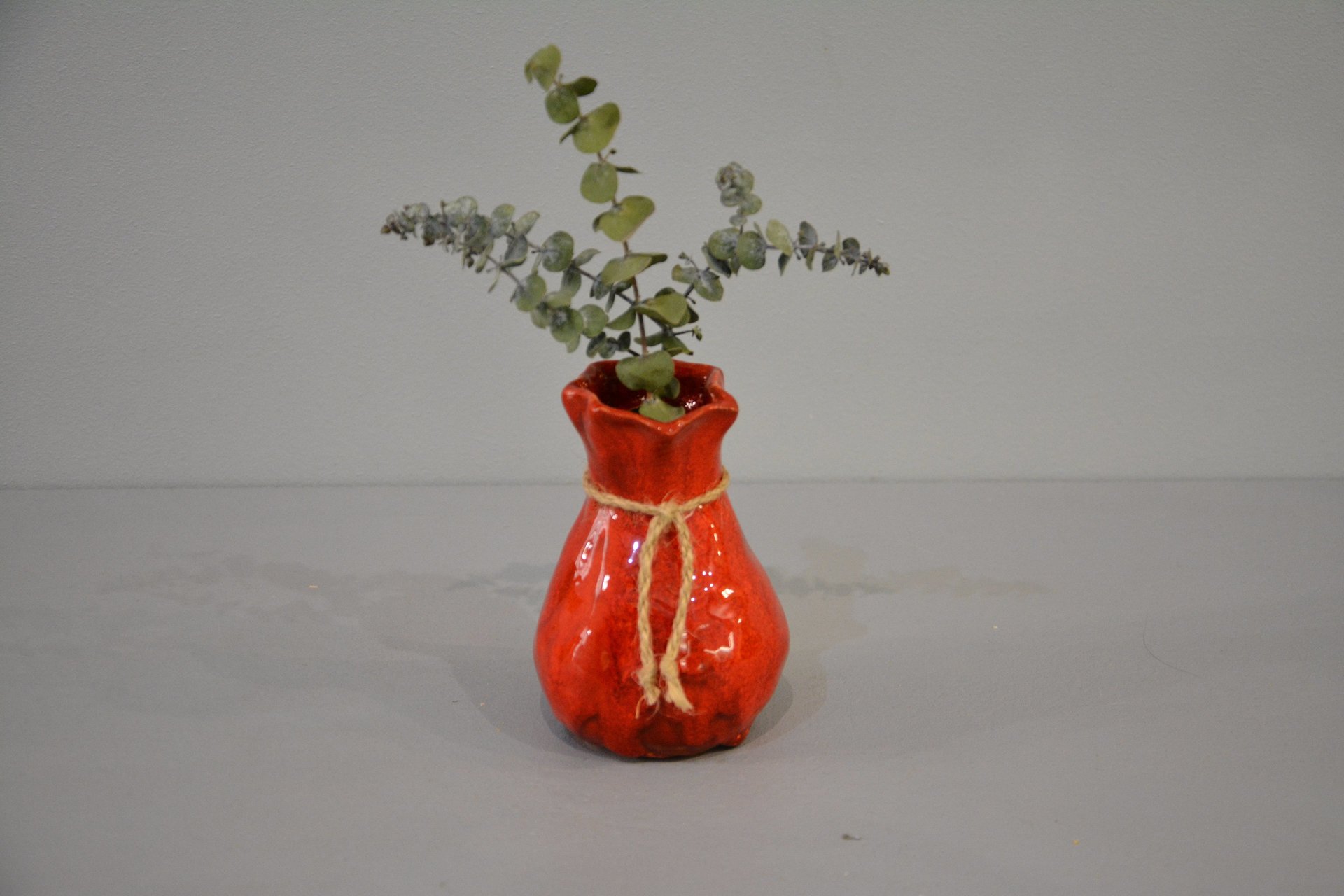 Interior vase «Red Bagful», height - 12 cm, color - red. Photo 1430.