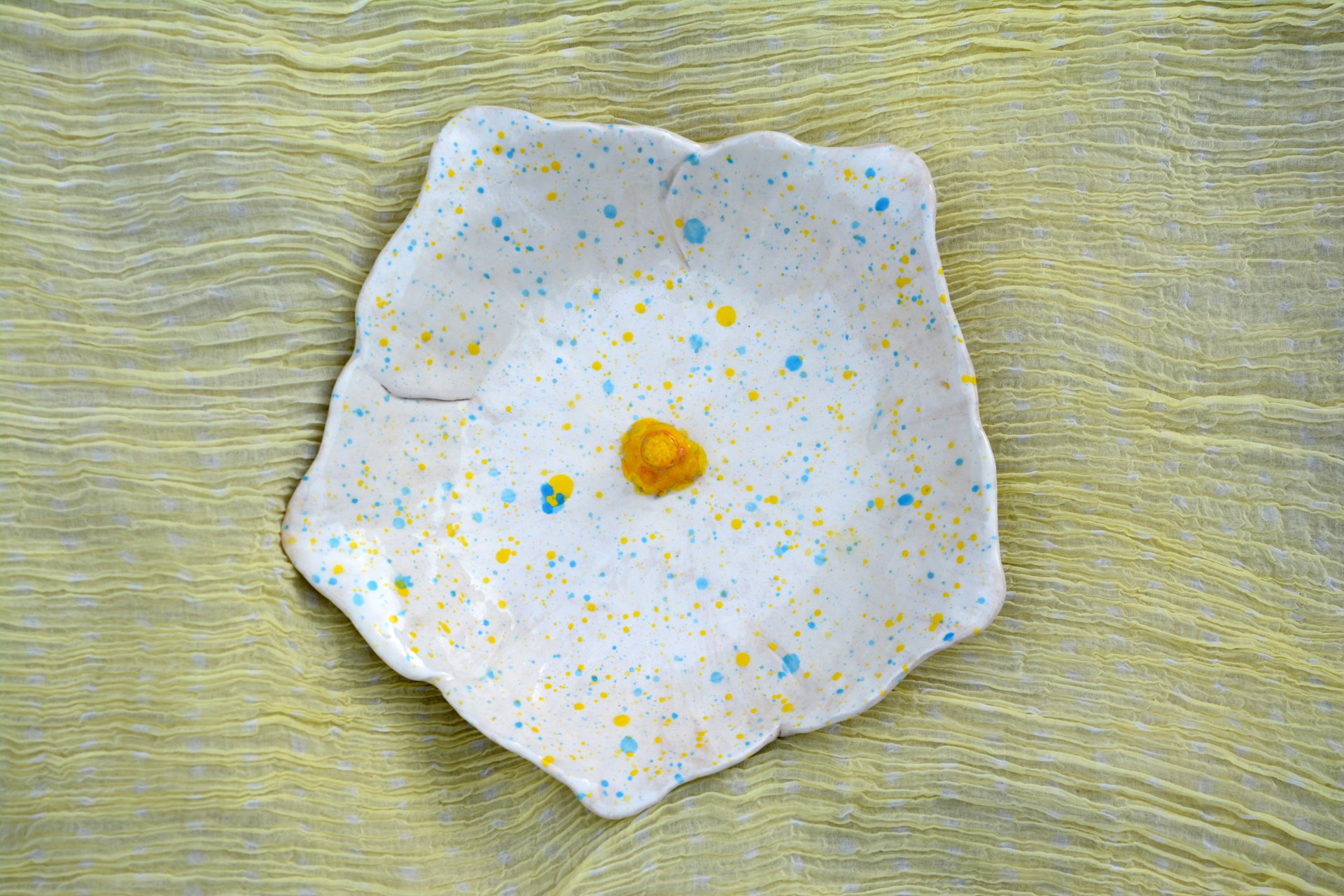 White flower - Ceramic dishes, max diameter - 22,5 cm, photo 1 of 3.