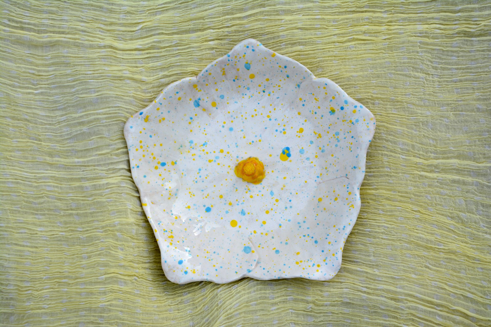 White flower - Ceramic dishes, max diameter - 22,5 cm, photo 2 of 3.