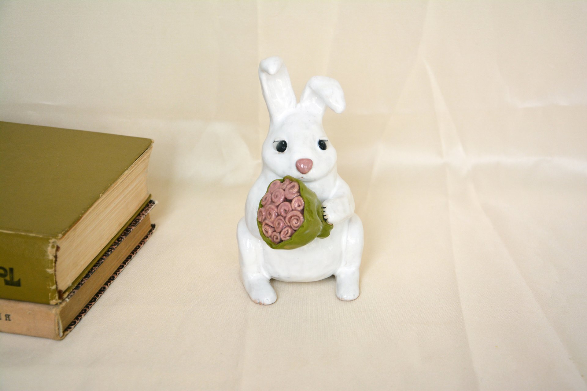 Зайка с букетом для мамы - Звери и птицы, высота - 13 см, фото 1 из 2.