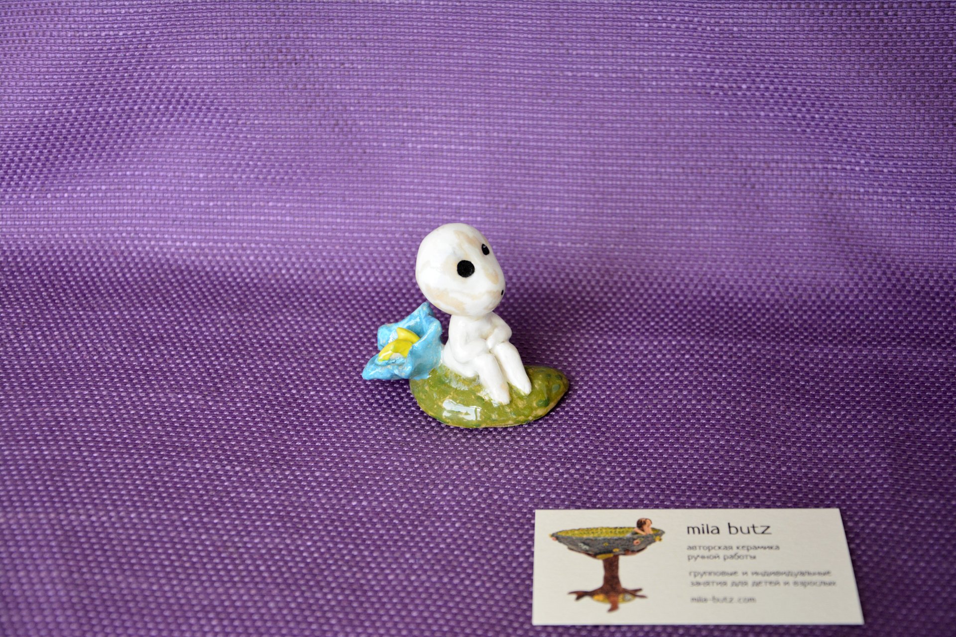 Фигурка Кодама Дух дерева у цветочка, высота - 6 см, фото 3 из 4.