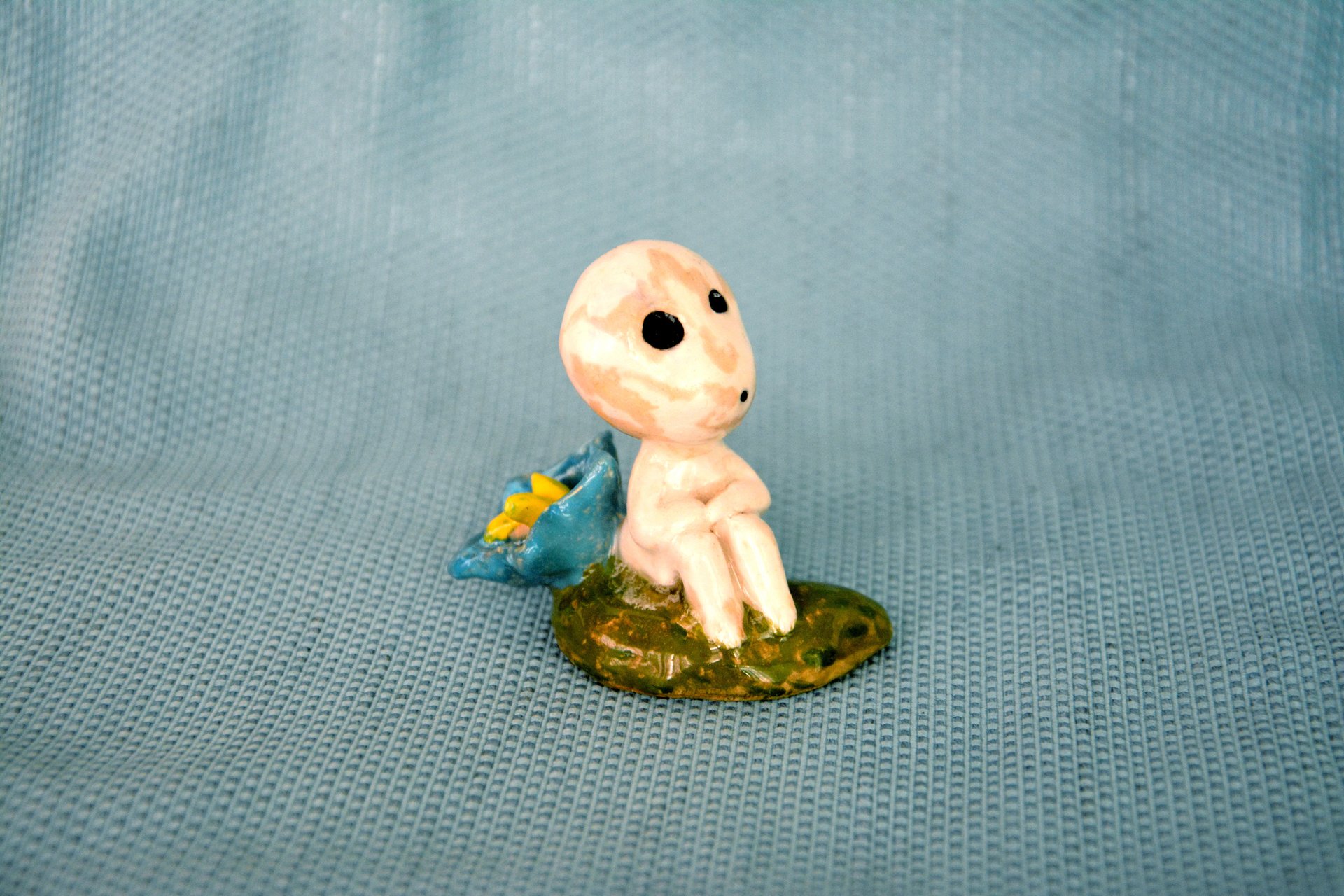 Фигурка Кодама Дух дерева у цветочка, высота - 6 см, фото 1 из 4.