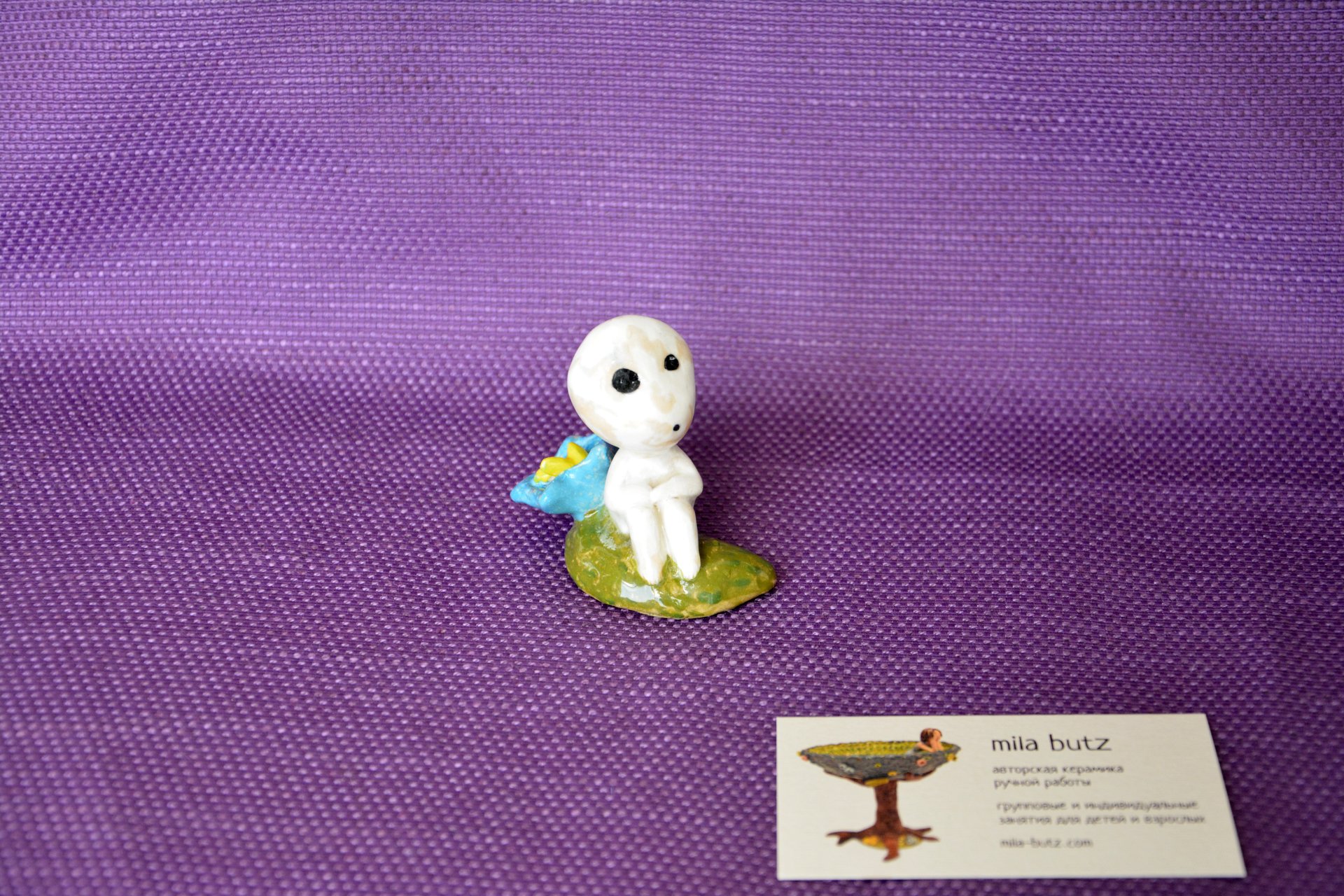 Фигурка Кодама Дух дерева у цветочка, высота - 6 см, фото 2 из 4.