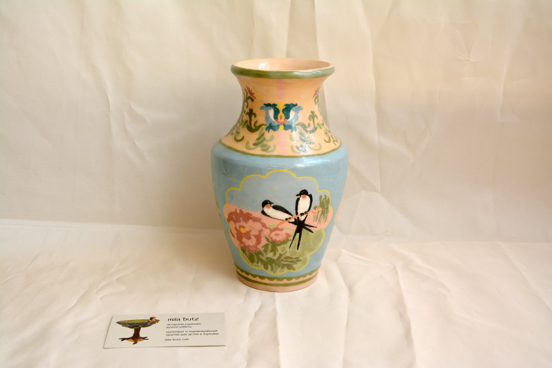 Керамическая классическая ваза с ручной росписью ласточки, высота - 18 см, фото 2 из 5.
