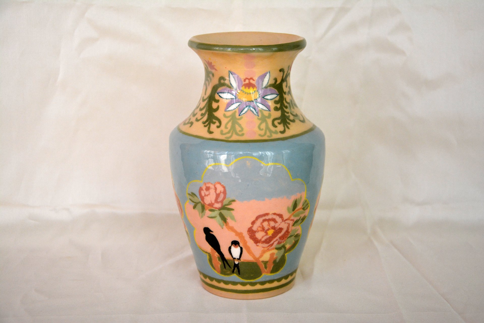 Керамическая классическая ваза с ручной росписью ласточки, высота - 18 см, фото 4 из 5.