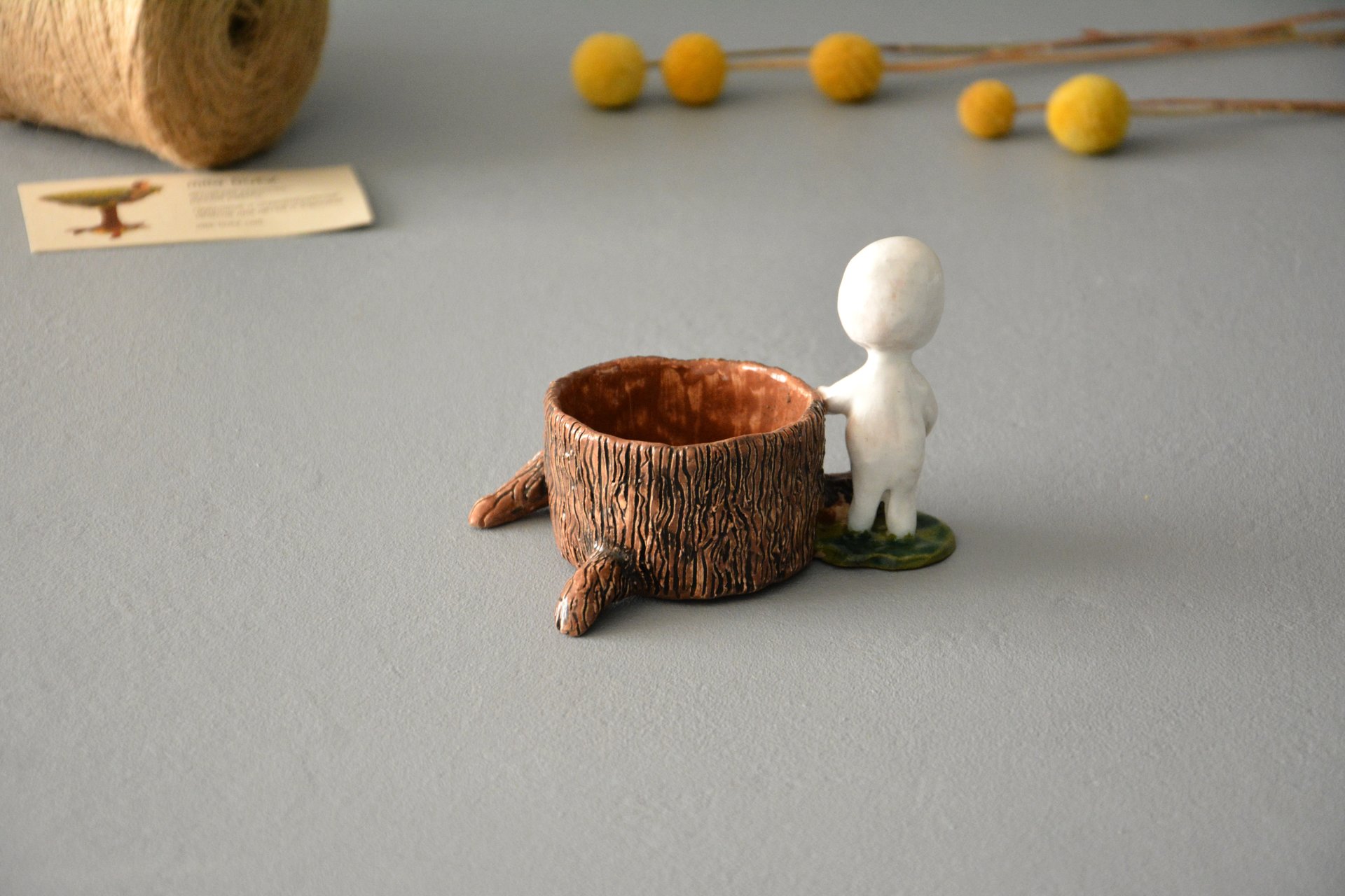 Фигурка кодама дух леса у пенька, высота - 9 см, диаметр пенька - 6см, фото 4 из 4.