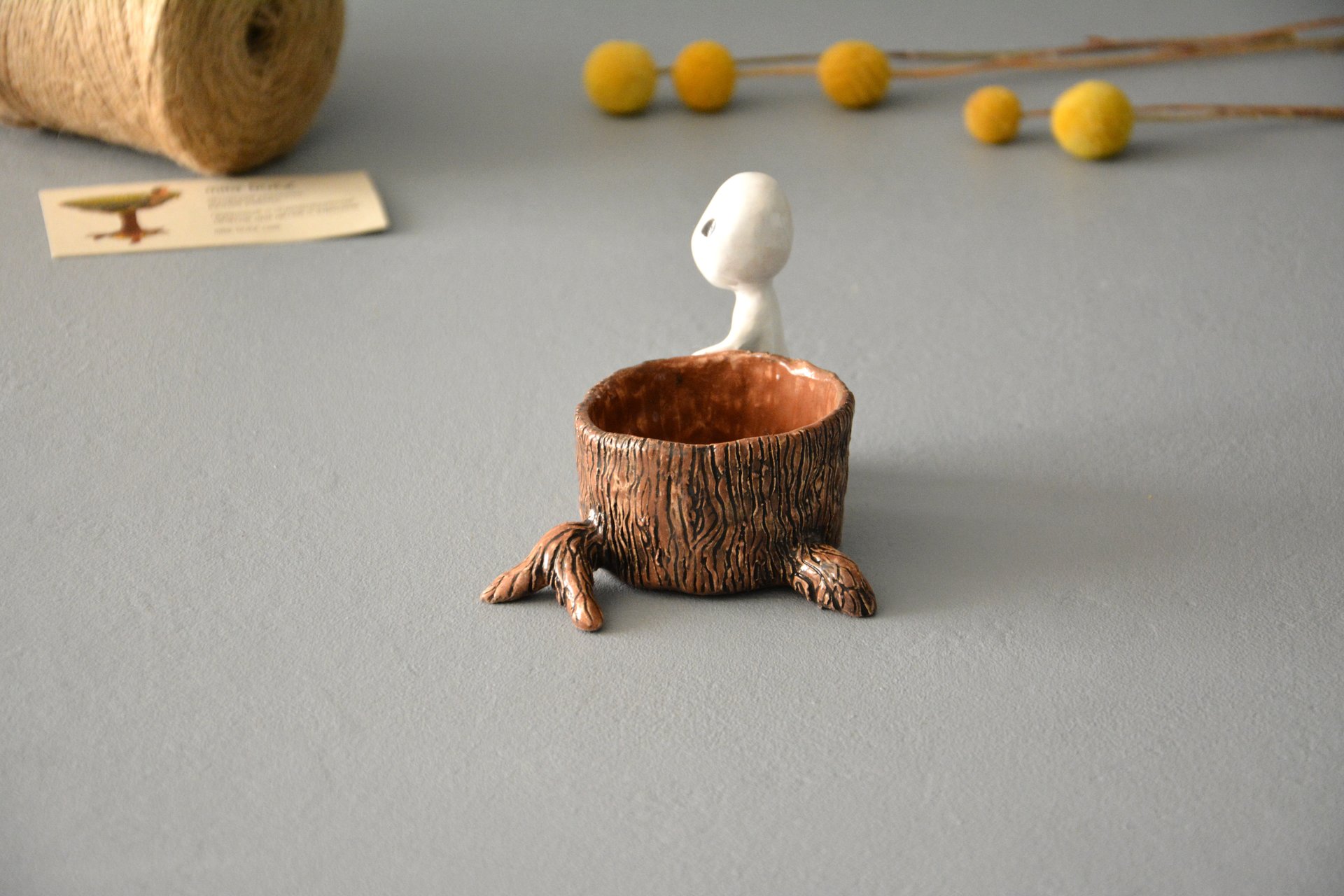 Фигурка кодама дух леса у пенька, высота - 9 см, диаметр пенька - 6см, фото 2 из 4.