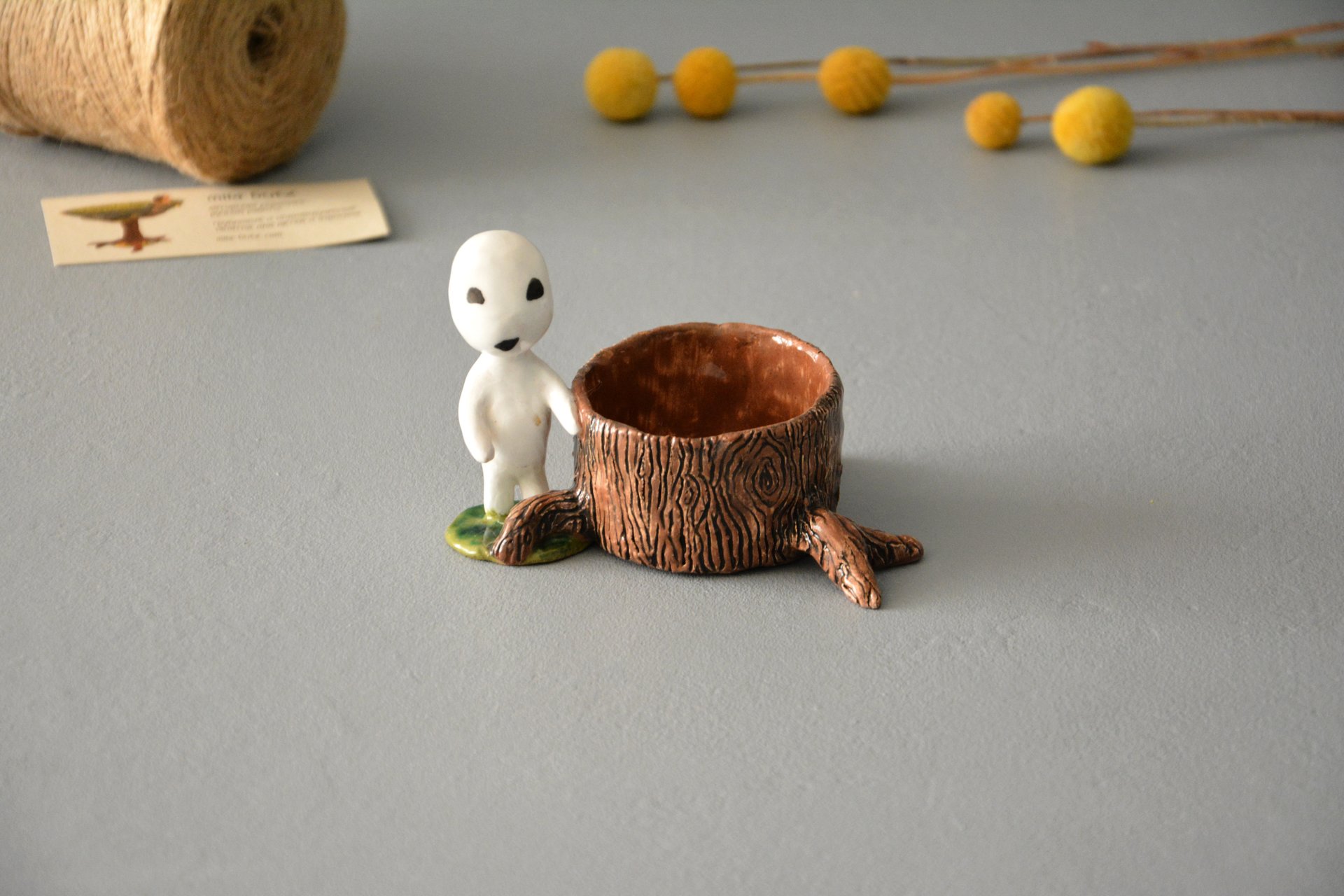 Фигурка кодама дух леса у пенька, высота - 9 см, диаметр пенька - 6см, фото 1 из 4.