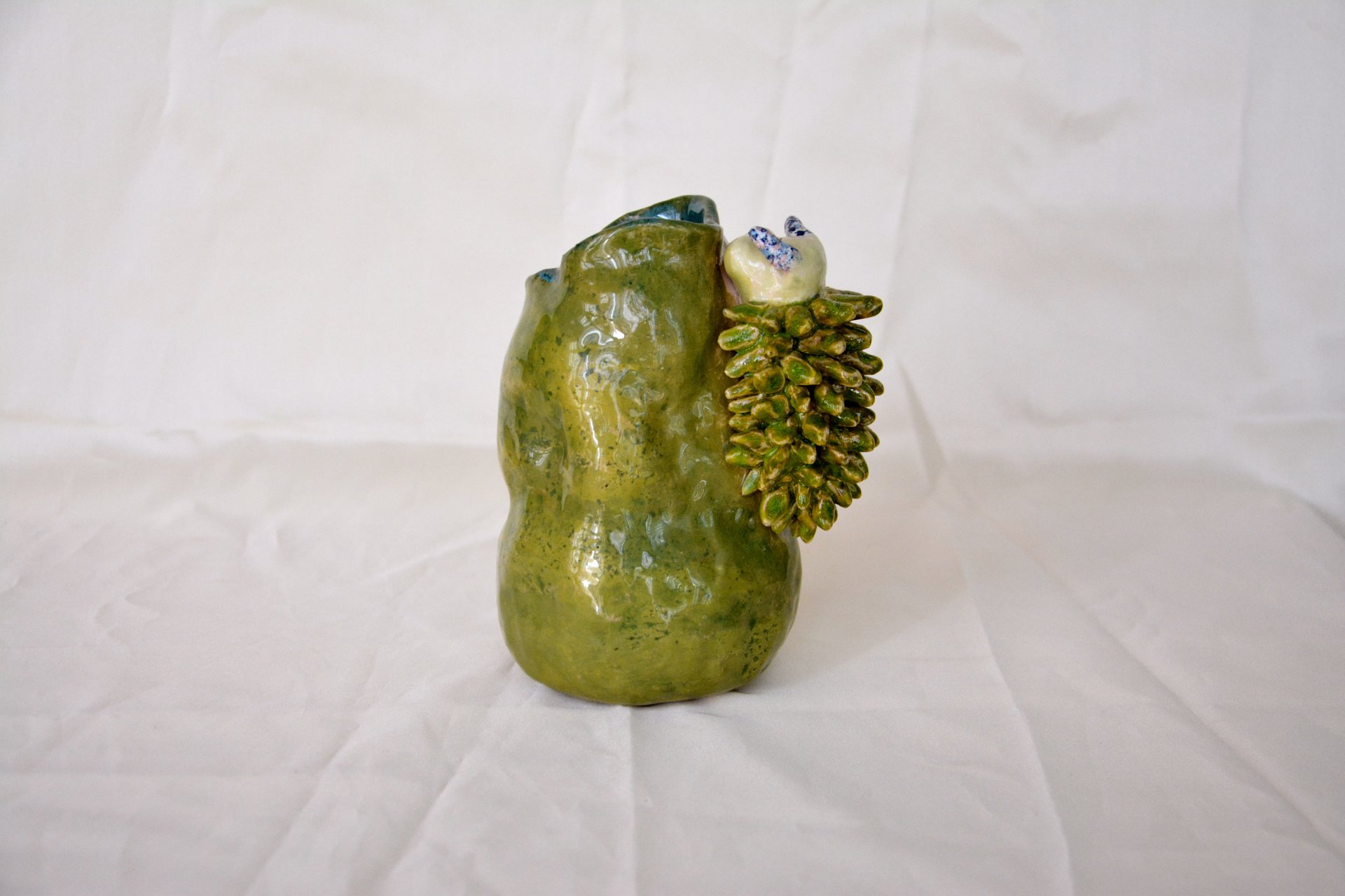 Керамическая ваза с фигуркой морской овечки, высота - 14 см, фото 2 из 4. 336.