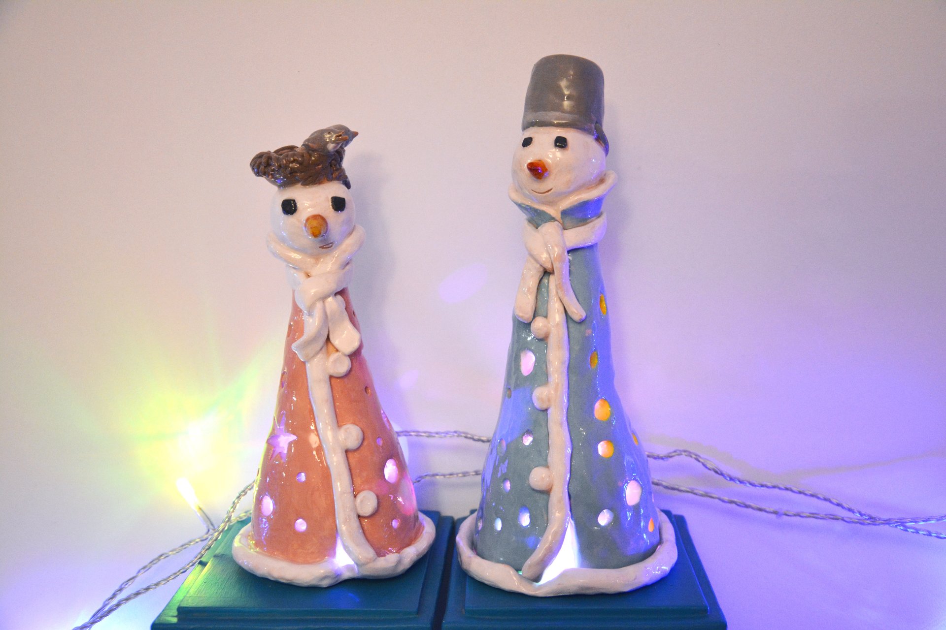 Парочка Снеговиков - Новогодний керамический, высота - 19 см и 23 см, фото 1 из 2.