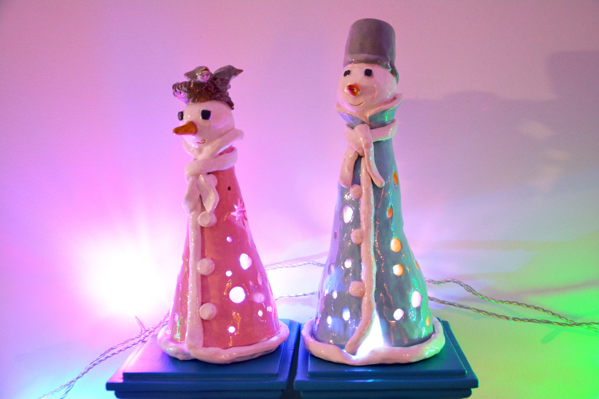 Парочка Снеговиков - Новогодний керамический, высота - 19 см и 23 см, фото 2 из 2.